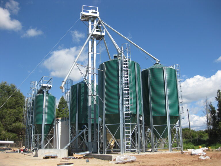 Silos de pienso para granjas Los silos de pienso para granja son el almacenamiento ideal para las explotaciones ganaderas, avícolas y porcinas. En Marchirant, contamos con una amplia variedad de silos metálicos y con todos los accesorios necesarios para su instalación y perfecto funcionamiento. Nuestro diseño modular sin soldaduras ni pinturas está hecho a base de chapa con una ondulación suave para almacenar mejor productos con tendencia a adherirse con el interior. Además, hemos diseñado una nueva escalera normalizada conforme a las normas UNE-EN ISO 14122: cumplimos con las normativas. Hemos desarrollado un producto para hacer frente a sus necesidades con todas las garantías de calidad. Disponemos de silos pre lacados en verde para cumplir las normas sobre impacto medioambiental que rigen en algunas zonas. Estos silos disponen de dos capas de pintura lacada sobre una base de chapa galvanizada, una exterior y otra interior, esto le hace reforzar la resistencia sobre agentes corrosivos. Se fabrican con techo reforzado y nervado: logramos una elevada resistencia ante las deformaciones. Los silos se diferencian según su capacidad de almacenamiento y su salida, que podrá ser lateral o central, para poder responder a las necesidades de cada cliente.