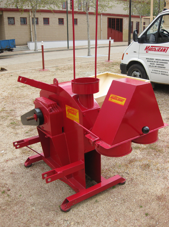 Molinos de pienso para tractor Venta online de molinos de pienso para tractores agrícolas. Fabricados con materiales de máxima calidad, nuestros molinos de martillos para tractor pueden trabajar a un ritmo de entre 1.500 y 5.500 kg por hora. El ahorro, versatilidad y rendimiento que ofrece un molino de pienso conectado a la toma de fuerza del tractor ayuda a que su utilización se encuentre más extendida entre los ganaderos frente a los molino de pienso eléctricos.