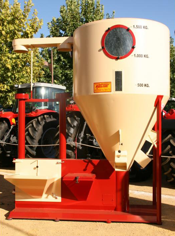 Molinos con mezcladora de pienso para tractor En Marchirant, fabricamos molinos con mezcladora de pienso para la toma de fuerza del tractor con materiales de máxima calidad para garantizar su fiabilidad y robustez. Disponemos de varios molinos con mezcladora con capacidades de trabajo de entre 1.500 y 5.500 kg por hora.