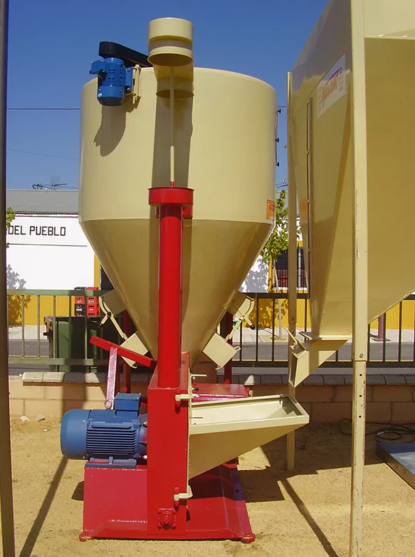 Venta online de molinos eléctricos Venta online de molinos eléctricos, diseño con materiales robustos, ideal para el funcionamiento en granjas que necesiten precisen triturar o moler maíz, trigo, cereales... para la producción de pienso. molino cereales para piensos granja