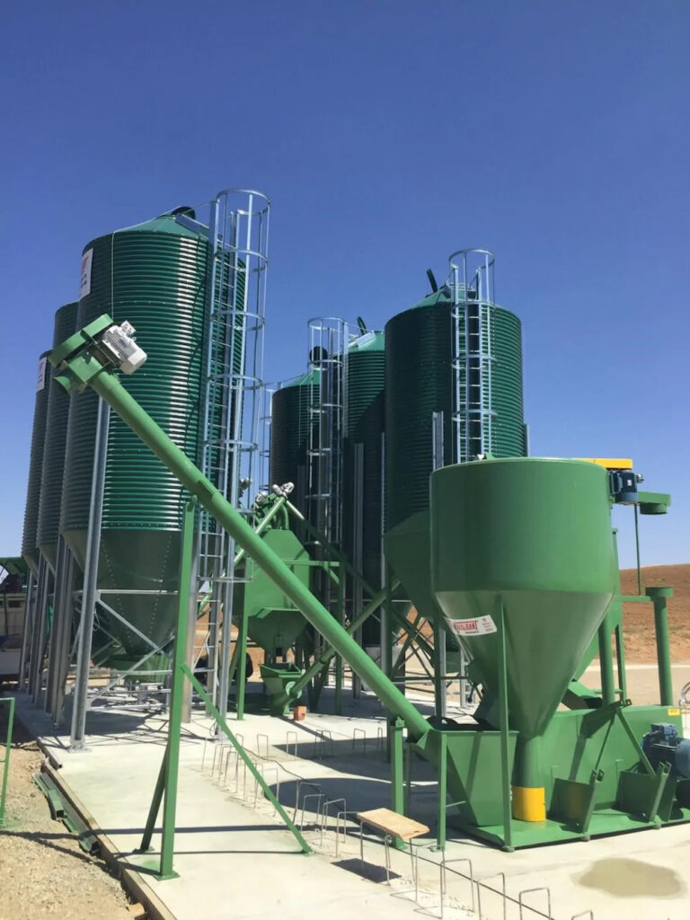 Venta de silos de pienso nuevos, Maquinaria e instalaciones para granjas